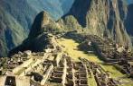 Uma Machu Picchu livre de turistas nos recebe na manhã do nosso 3o dia de caminhada pela trilha inca, no Peru (foto de Julho de 1990)